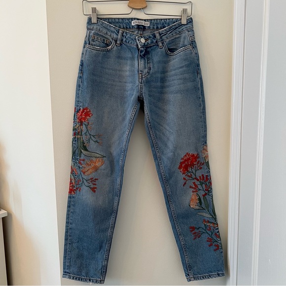 Zara blue jeans with floral embroidery on both sides of pant leg, size US 00 - Picture 2 of 9